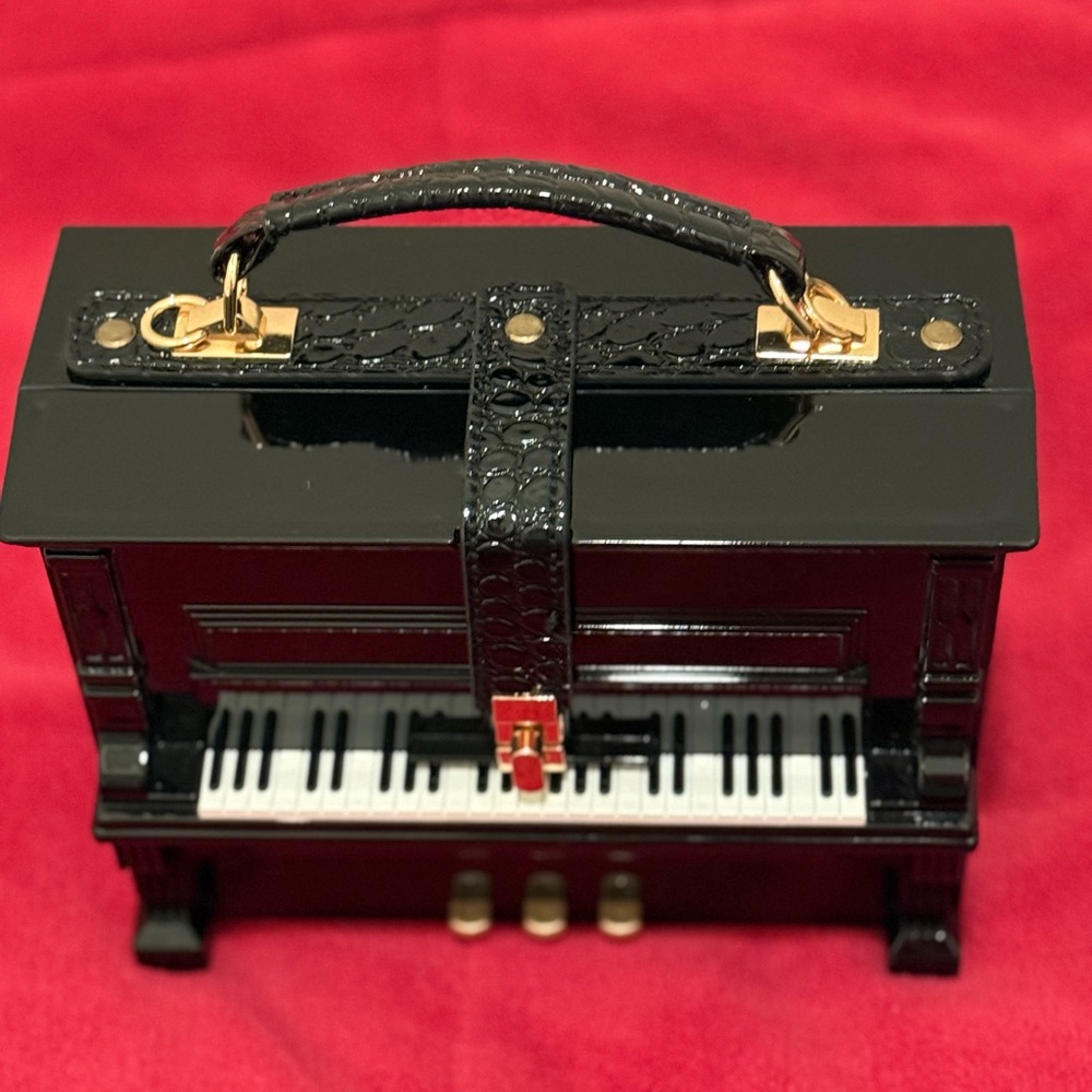 Elegant Black Croc-Embossed Handbag